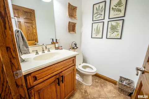 Bath - 623 Jasper Rd, Centralia, IL 62801 photo 1 of 10