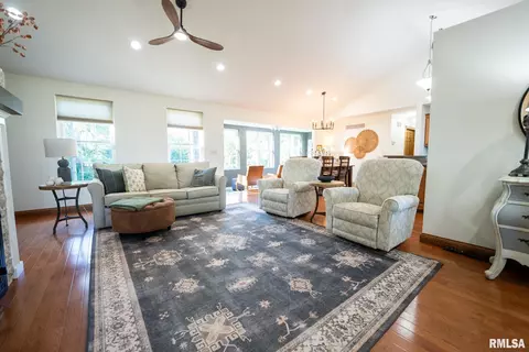 Living - 623 Jasper Rd, Centralia, IL 62801 photo 3 of 6
