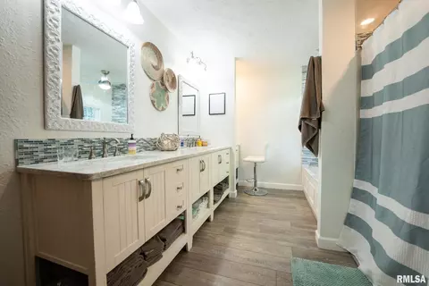 Bath - 623 Jasper Rd, Centralia, IL 62801 photo 3 of 10