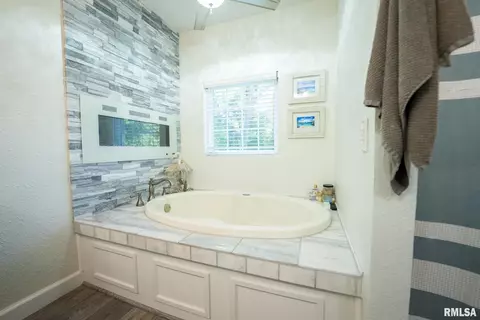 Bath - 623 Jasper Rd, Centralia, IL 62801 photo 4 of 10