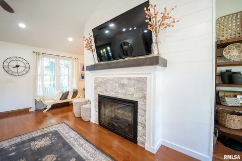 Living - 623 Jasper Rd, Centralia, IL 62801 photo 5 of 6