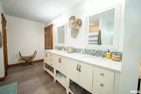 Bath - 623 Jasper Rd, Centralia, IL 62801 photo 7 of 10
