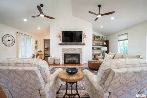 Living - 623 Jasper Rd, Centralia, IL 62801 photo 4 of 6