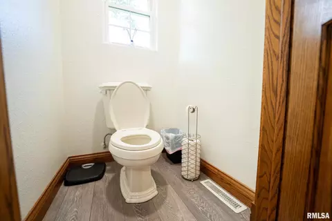 Bath - 623 Jasper Rd, Centralia, IL 62801 photo 8 of 10