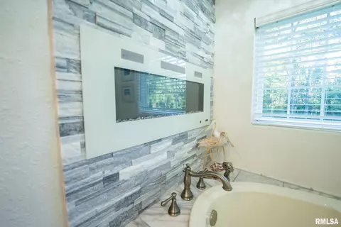 Bath - 623 Jasper Rd, Centralia, IL 62801 photo 5 of 10