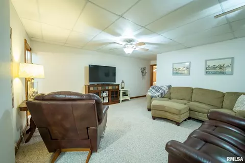 Living - 623 Jasper Rd, Centralia, IL 62801 photo 6 of 6