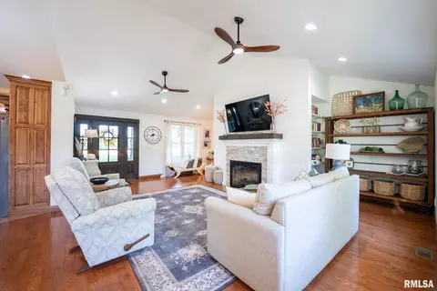 Living - 623 Jasper Rd, Centralia, IL 62801 photo 1 of 6