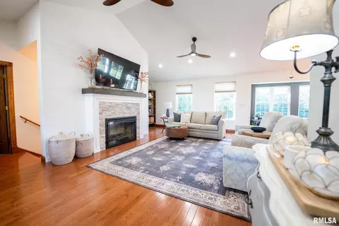Living - 623 Jasper Rd, Centralia, IL 62801 photo 2 of 6