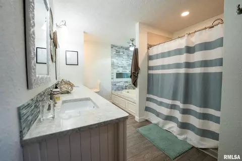Bath - 623 Jasper Rd, Centralia, IL 62801 photo 2 of 10