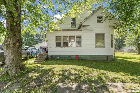 215 N Wilson St, Girard, IL 62640