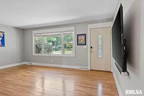 Living - 2068 Cambridge Rd, Springfield, IL 62704 photo 2 of 3