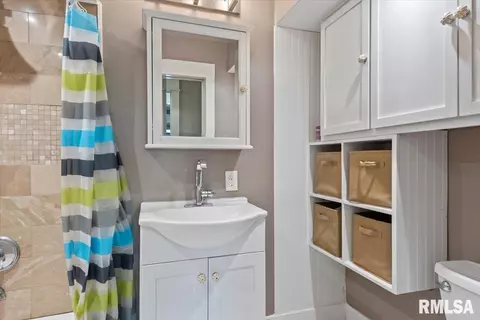 Bath - 2068 Cambridge Rd, Springfield, IL 62704 photo 1 of 2