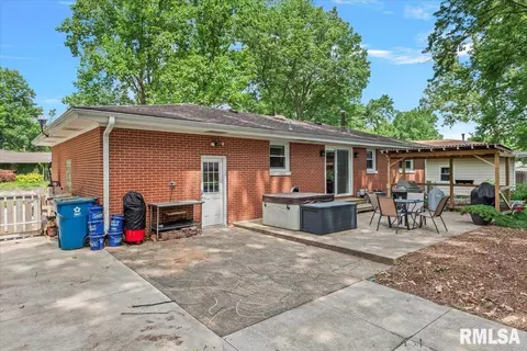 Exterior - 2068 Cambridge Rd, Springfield, IL 62704 photo 2 of 3