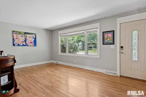 Living - 2068 Cambridge Rd, Springfield, IL 62704 photo 1 of 3