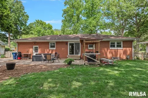 Exterior - 2068 Cambridge Rd, Springfield, IL 62704 photo 3 of 3