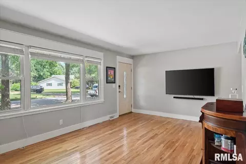 Living - 2068 Cambridge Rd, Springfield, IL 62704 photo 3 of 3