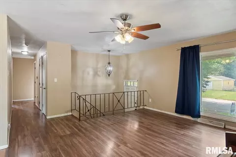 Entry Way - 2401 Devonshire Rd, Springfield, IL 62703 photo 2 of 3