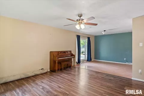 Living - 2401 Devonshire Rd, Springfield, IL 62703 photo 2 of 5