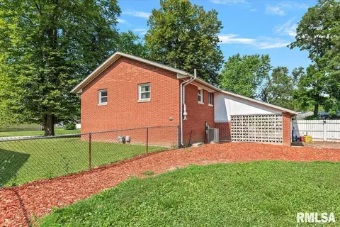 Exterior - 2401 Devonshire Rd, Springfield, IL 62703 photo 6 of 8
