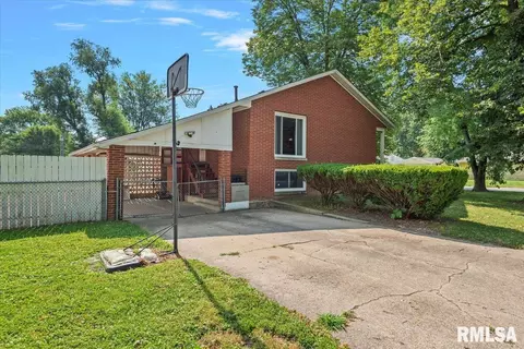 Exterior - 2401 Devonshire Rd, Springfield, IL 62703 photo 2 of 8