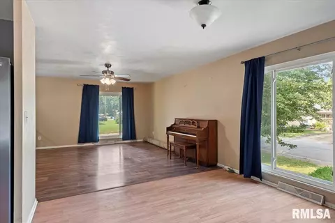 Living - 2401 Devonshire Rd, Springfield, IL 62703 photo 5 of 5