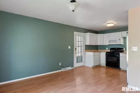 Living - 2401 Devonshire Rd, Springfield, IL 62703 photo 4 of 5