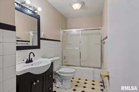 Bath - 2401 Devonshire Rd, Springfield, IL 62703 photo 1 of 2