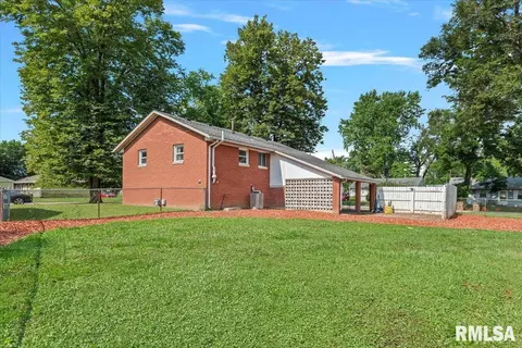 Exterior - 2401 Devonshire Rd, Springfield, IL 62703 photo 7 of 8