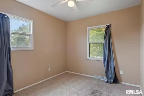 Bedroom - 2401 Devonshire Rd, Springfield, IL 62703 photo 2 of 9