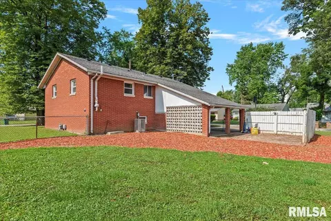 Exterior - 2401 Devonshire Rd, Springfield, IL 62703 photo 5 of 8
