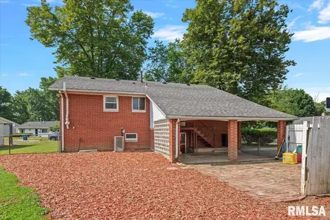 Exterior - 2401 Devonshire Rd, Springfield, IL 62703 photo 4 of 8
