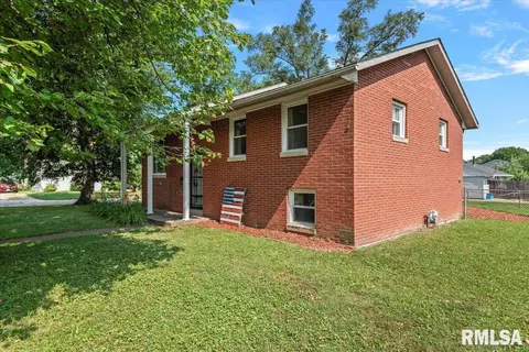 Exterior - 2401 Devonshire Rd, Springfield, IL 62703 photo 1 of 8
