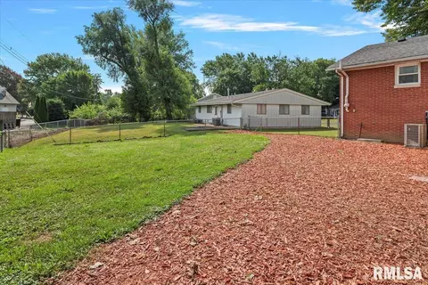 Exterior - 2401 Devonshire Rd, Springfield, IL 62703 photo 3 of 8