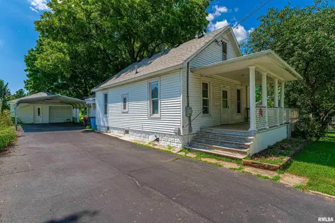 1007 S College St, Lincoln, IL 62656