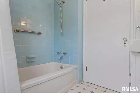 Bath - 1820 Noble Ave, Springfield, IL 62704 photo 3 of 3