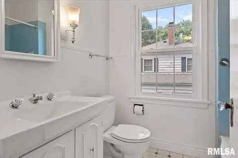 Bath - 1820 Noble Ave, Springfield, IL 62704 photo 2 of 3