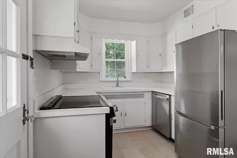 Kitchen - 1820 Noble Ave, Springfield, IL 62704 photo 2 of 2