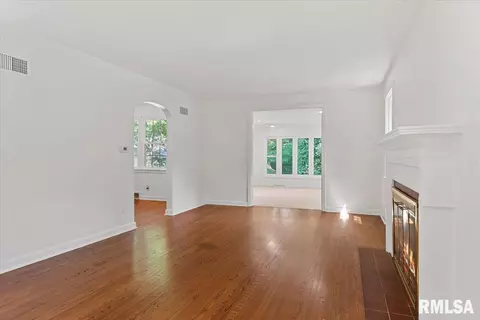 Living - 1820 Noble Ave, Springfield, IL 62704 photo 2 of 5