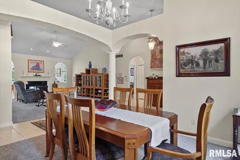 Dining - 2508 Tartan Way, Springfield, IL 62711 photo 2 of 4