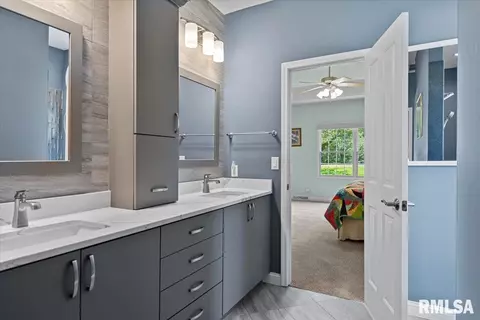 Bath - 2508 Tartan Way, Springfield, IL 62711 photo 2 of 6