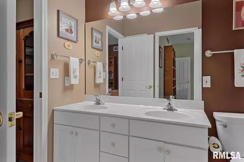 Bath - 2508 Tartan Way, Springfield, IL 62711 photo 5 of 6