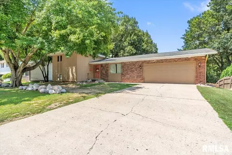 900 Roanoke Dr, Springfield, IL 62702 photo 2