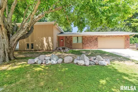 900 Roanoke Dr, Springfield, IL 62702