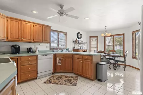 Kitchen - 3204 Eagle Watch Dr, Springfield, IL 62711 photo 3 of 4