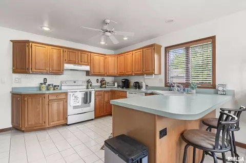 Kitchen - 3204 Eagle Watch Dr, Springfield, IL 62711 photo 2 of 4