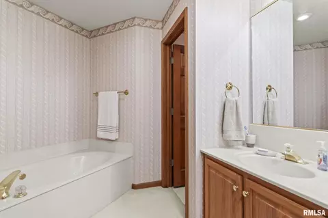 Bath - 3204 Eagle Watch Dr, Springfield, IL 62711 photo 2 of 5