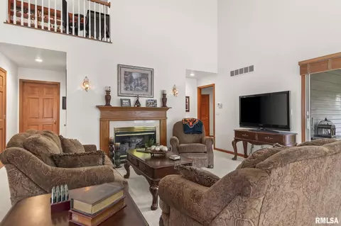 Living - 3204 Eagle Watch Dr, Springfield, IL 62711 photo 2 of 5