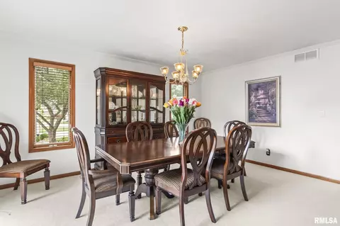 Dining - 3204 Eagle Watch Dr, Springfield, IL 62711 photo 2 of 4
