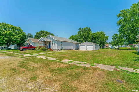 438 9th St, Lincoln, IL 62656