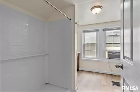 Bath - 1011 Bryn Mawr Blvd, Springfield, IL 62703 photo 2 of 4